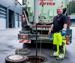 Saugarbeiten in Karlstadt mit modernem Saugfahrzeug
