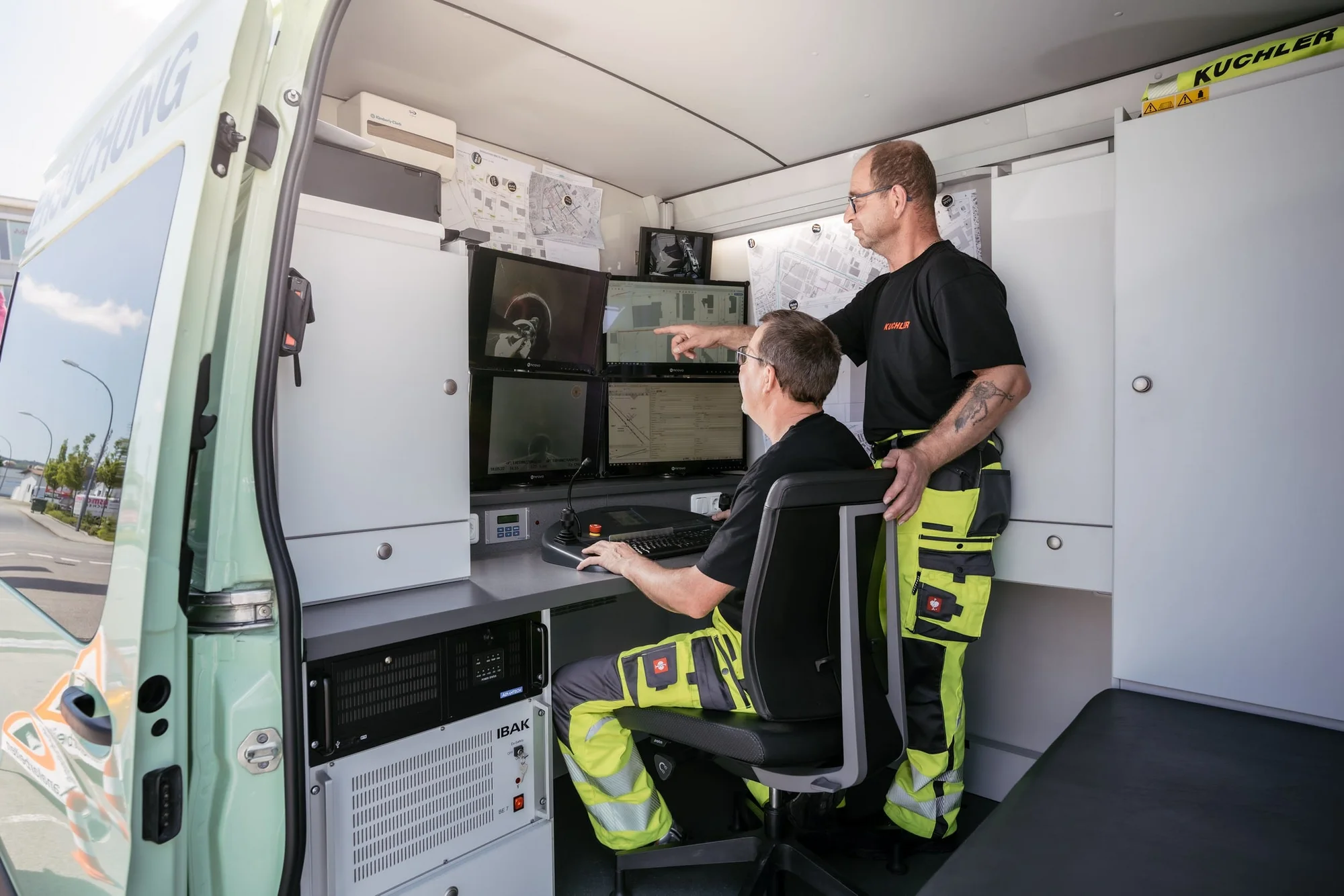Saugarbeiten in Karlstadt mit modernem Saugfahrzeug